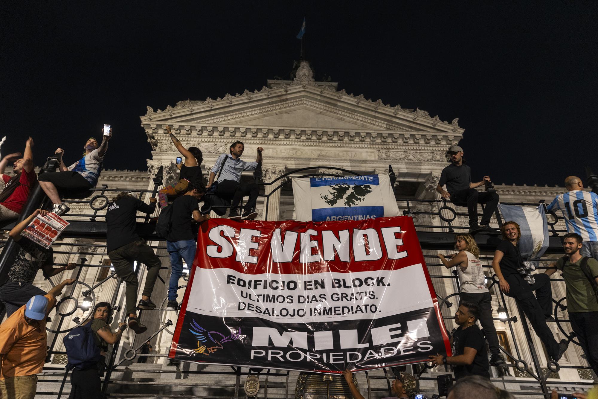 Cacerolazo para protestar contra el Decreto de Necesidad y Urgencia (DNU) anunciado por el presidente Javier Milei. - 15